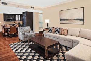 uma sala de estar com um sofá e uma mesa em Parc Soleil by Hilton Grand Vacations em Orlando
