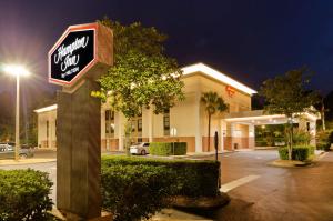 um sinal em frente a um hotel à noite em Hampton Inn Mount Dora em Mount Dora