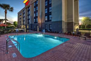 a swimming pool in front of a hotel at Hampton Inn Orlando-Maingate South in Davenport