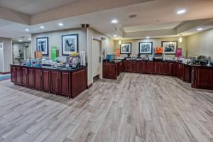 a hair salon with a row of counters at Hampton Inn Orlando-Maingate South in Davenport