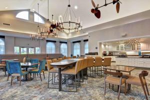 een grote eetkamer met tafels en stoelen bij Homewood Suites by Hilton Lake Buena Vista - Orlando in Orlando