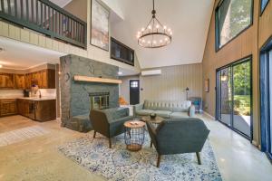 Η κουζίνα ή μικρή κουζίνα στο Stunning Valdosta A-Frame Home with Private Pool!