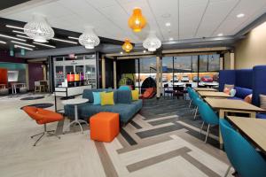 eine Lobby mit Stühlen und Tischen sowie eine Cafeteria in der Unterkunft Tru By Hilton Meridian in Meridian