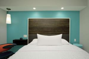 Tru By Hilton Meridian客房内的一张或多张床位