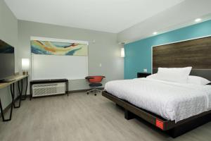 Tru By Hilton Meridian客房内的一张或多张床位
