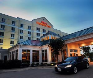 een auto geparkeerd voor een hotelherberg in de tuin bij Hilton Garden Inn Meridian in Meridian