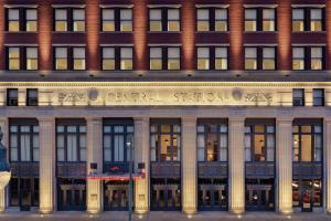 孟菲斯The Central Station Memphis, Curio Collection By Hilton的一座位于中央车站前方的建筑