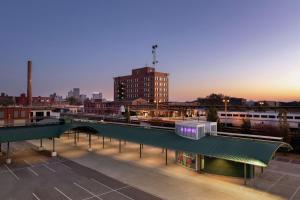 孟菲斯The Central Station Memphis, Curio Collection By Hilton的享有停车场和火车站的景色