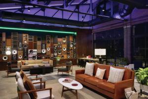 The Central Station Memphis, Curio Collection By Hilton的休息区