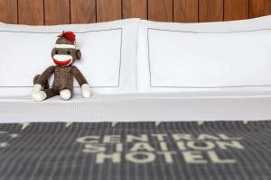 The Central Station Memphis, Curio Collection By Hilton客房内的一张或多张床位