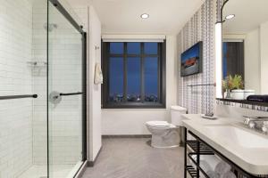 The Central Station Memphis, Curio Collection By Hilton的一间浴室
