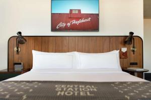 The Central Station Memphis, Curio Collection By Hilton客房内的一张或多张床位
