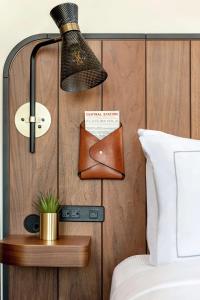 The Central Station Memphis, Curio Collection By Hilton客房内的一张或多张床位