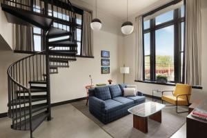 The Central Station Memphis, Curio Collection By Hilton的休息区