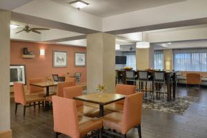 a restaurant with tables and chairs and a dining room at Hampton Inn Memphis/Collierville in Collierville