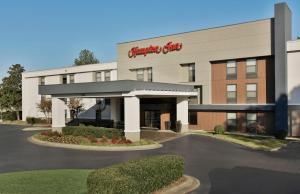 una representación de la parte delantera de un edificio en Hampton Inn Memphis/Collierville, en Collierville