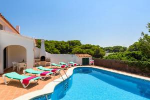 The swimming pool at or close to Eulalia Dos