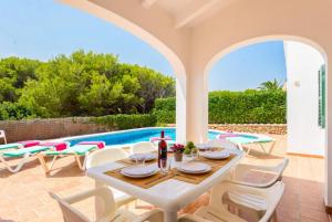 The swimming pool at or close to Eulalia Dos