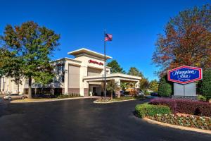 una vista frontale di un hotel con un cartello di Hampton Inn Memphis / Southaven a Southaven