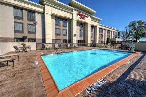 una piscina di fronte a un hotel di Hampton Inn Memphis / Southaven a Southaven
