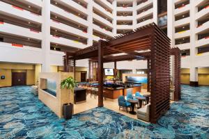 un vestíbulo de un hotel con un bar con sillas azules en Doubletree by Hilton Phoenix Mesa, en Mesa