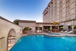 Bazén v ubytování Doubletree by Hilton Phoenix Mesa nebo v jeho okolí