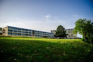 un gran edificio con un campo de césped delante de él en See- und Bergblick Oberteuringen en Oberteuringen