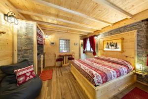 Postel nebo postele na pokoji v ubytování AL RANCH WELLNESS CADORE DOLOMITI APARTMENTS vicino Cortina Olimpiadi 2026 e Misurina Tre Cime Lavaredo