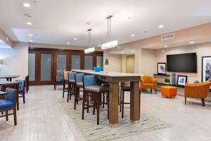 Hampton Inn Wetumpka的电视和/或娱乐中心