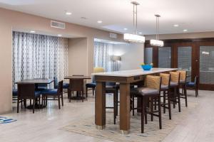 威屯卡Hampton Inn Wetumpka的有桌子和椅子的餐厅