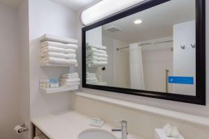 Hampton Inn Wetumpka的一间浴室