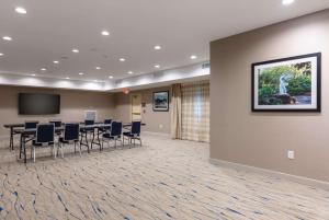 Hampton Inn Wetumpka的电视和/或娱乐中心