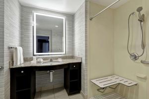 Koupelna v ubytování Homewood Suites by Hilton McAllen