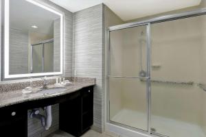Koupelna v ubytování Homewood Suites by Hilton McAllen