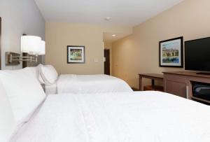 Hampton Inn Wetumpka客房内的一张或多张床位
