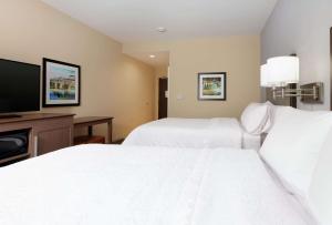 Hampton Inn Wetumpka客房内的一张或多张床位
