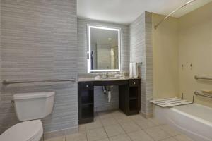Koupelna v ubytování Homewood Suites by Hilton McAllen