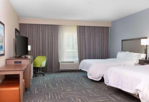 Hampton Inn Wetumpka客房内的一张或多张床位