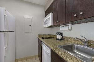 Kuchyň nebo kuchyňský kout v ubytování Homewood Suites by Hilton McAllen