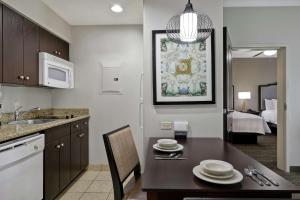 Kuchyň nebo kuchyňský kout v ubytování Homewood Suites by Hilton McAllen