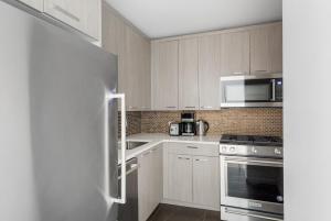 Η κουζίνα ή μικρή κουζίνα στο Tribeca Studio w Pool Gym View nr City Hall NYC-312