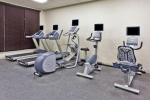 un gimnasio con varios equipos de ejercicio en una habitación en Hilton Garden Inn Montgomery - EastChase, en Montgomery