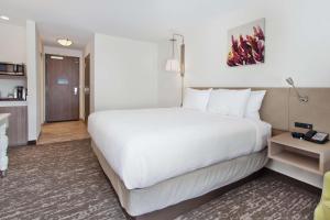 uma grande cama branca num quarto de hotel em Hilton Garden Inn Montgomery - EastChase em Montgomery