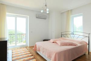 Postel nebo postele na pokoji v ubytování Villa Kastello + 22 fotografií