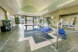 a swimming pool in a large building with a pooliteratoriteratorachuythonythonython at Hilton Garden Inn Manchester Downtown in Manchester