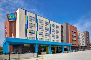 a hotel building with a tko sign on it at Tru By Hilton Manchester Downtown in Manchester