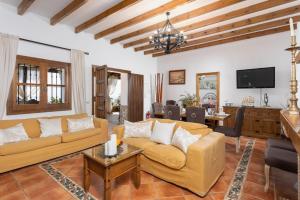 a living room with a couch and a tv at Villa Flores in Almuñécar