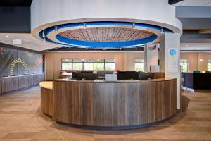 a lobby with a reception counter in a hospital at Tru By Hilton Manchester Downtown in Manchester