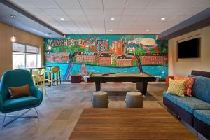 a play room with a ping pong table in a restaurant at Tru By Hilton Manchester Downtown in Manchester