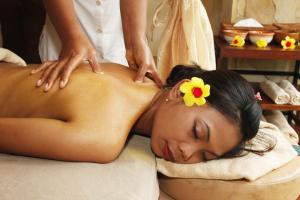 a woman getting a massage from a therapist at Bagus Jati Health & Wellbeing Retreat in Tegalalang